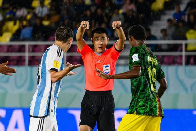 来自北京市足协的崔宝印执法了巴西4比1战胜几内亚的比赛